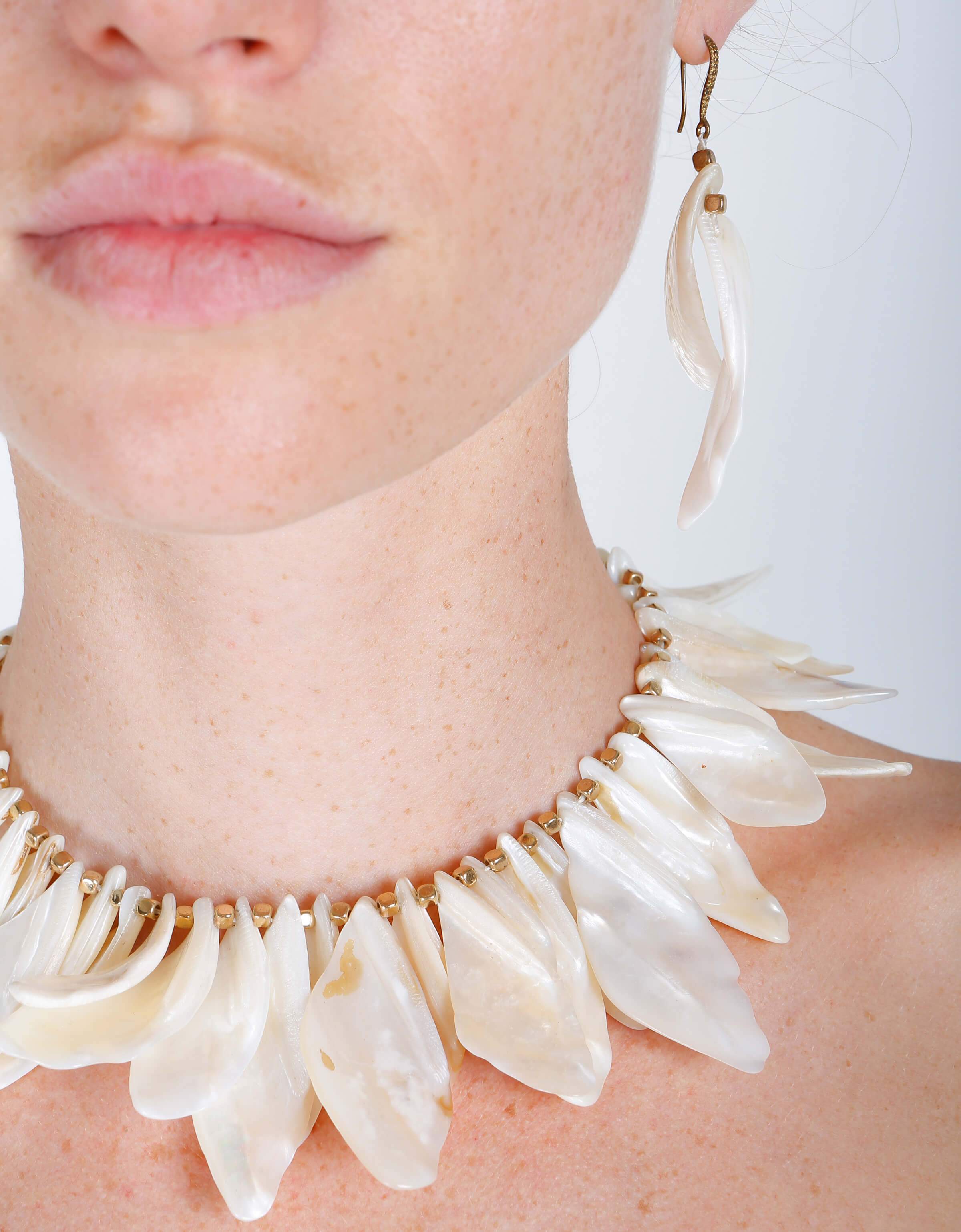 SEASIDE PEARL SHELL CHOKER IXIAH - SEASIDE PEARL SHELL CHOKER